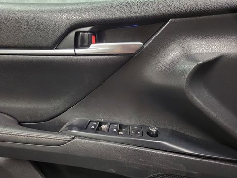 Used 2020 Toyota Camry XLE FWD image 19