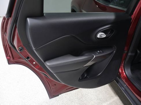 Used 2019 Jeep Cherokee Limited AWD/4WD image 19