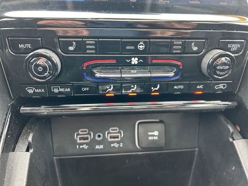 Used 2023 Jeep Grand Cherokee L Limited w/ Black Appearance Package image 16