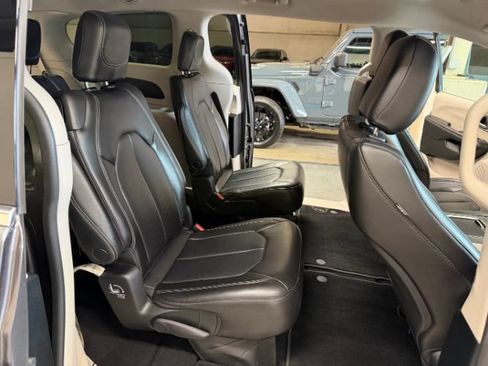 Used 2023 Chrysler Pacifica Touring-L FWD image 29