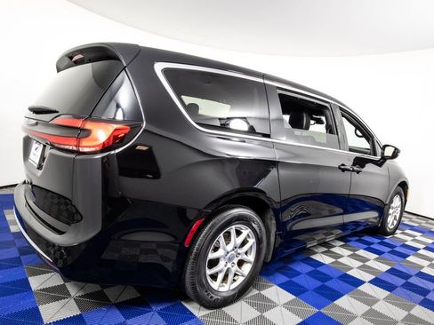 Used 2025 Chrysler Pacifica Select FWD image 5