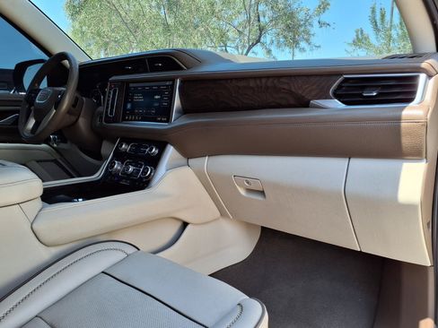 Used 2021 GMC Yukon XL Denali w/ Denali Premium Package RWD image 10