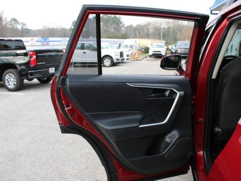 Used 2019 Toyota RAV4 LE FWD image 20