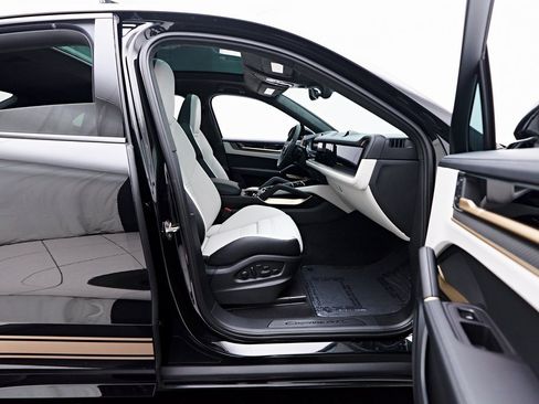 Used 2025 Porsche Cayenne GTS image 31