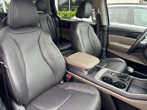 Used 2026 Kia Carnival FWD image 40