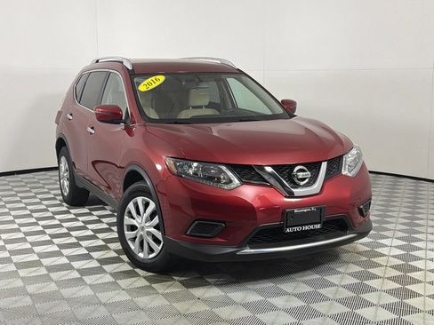 Used 2016 Nissan Rogue S w/ Appearance Package FWD image 2