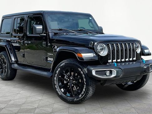 Used 2022 Jeep Wrangler Unlimited Sahara w/ Cold Weather Group AWD/4WD image 12