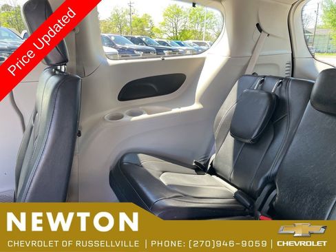 Used 2022 Chrysler Pacifica Touring-L FWD image 43