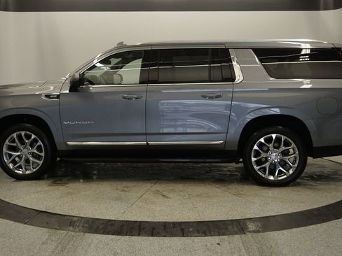 Used 2021 GMC Yukon XL SLT w/ SLT Premium Package image 3