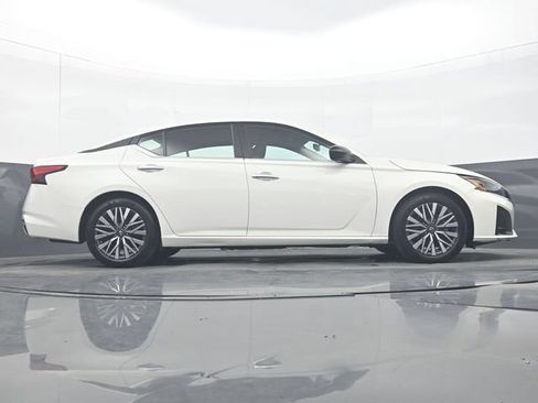 Used 2025 Nissan Altima 2.5 SV FWD image 33