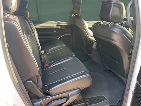 Used 2023 Jeep Wagoneer L Series II image 16