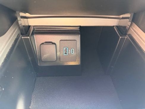 Used 2023 Ford Explorer XLT AWD/4WD image 27