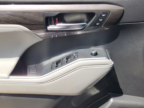 Used 2022 Toyota Highlander Limited FWD image 27