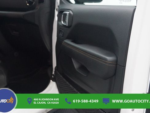 Used 2022 Jeep Wrangler Unlimited Sahara AWD/4WD image 16
