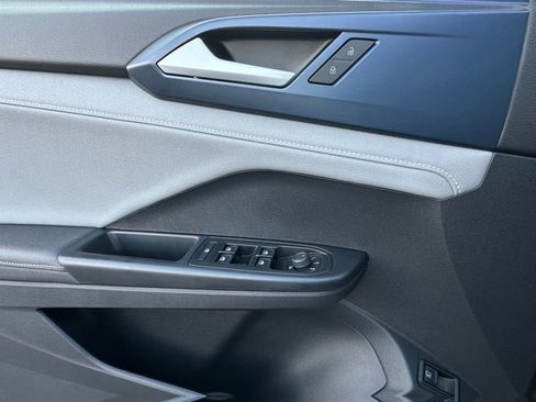 Used 2024 Volkswagen Taos SE w/ Panoramic Sunroof Package image 11