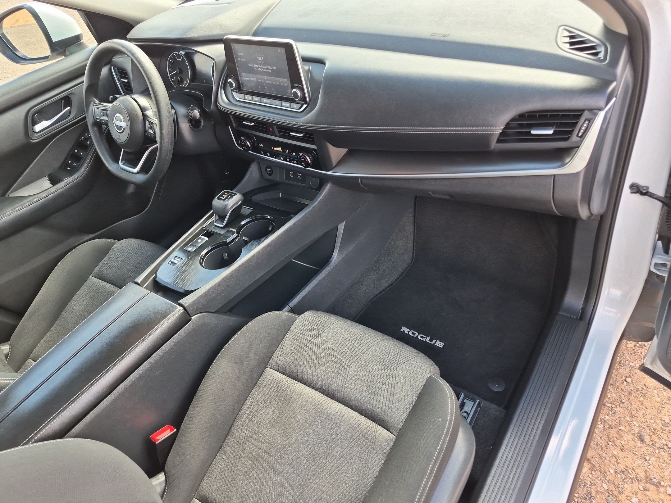 Used 2024 Nissan Rogue SV FWD image 30