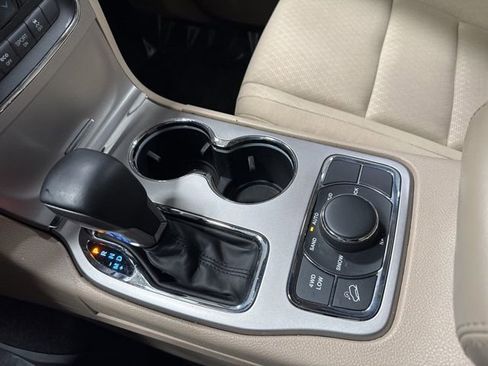 Used 2019 Jeep Grand Cherokee Laredo AWD/4WD image 21