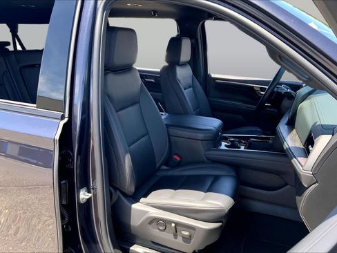 Used 2025 Chevrolet Suburban Z71 AWD/4WD image 8
