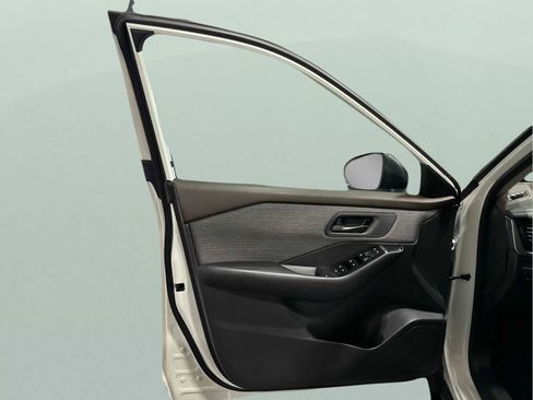 Used 2023 Nissan Rogue S image 9