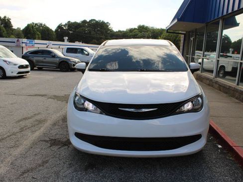Used 2023 Chrysler Voyager LX FWD image 2