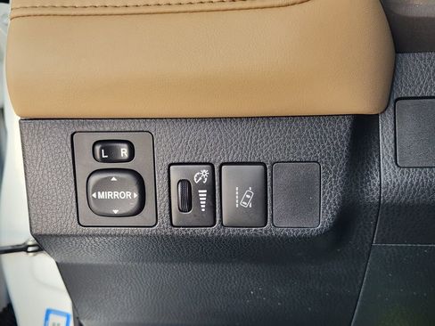 Used 2017 Toyota RAV4 Limited w/ Advanced Technology Package FWD image 22