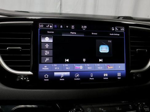 Used 2025 Chrysler Pacifica Select FWD image 3