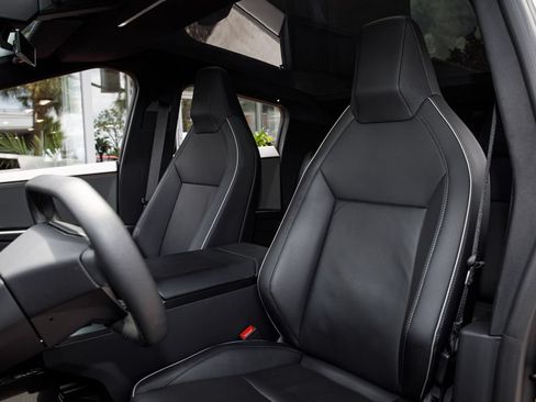 Used 2025 Tesla Cybertruck AWD Crew Cab image 23