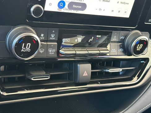 Used 2023 Toyota Highlander LE AWD/4WD image 24