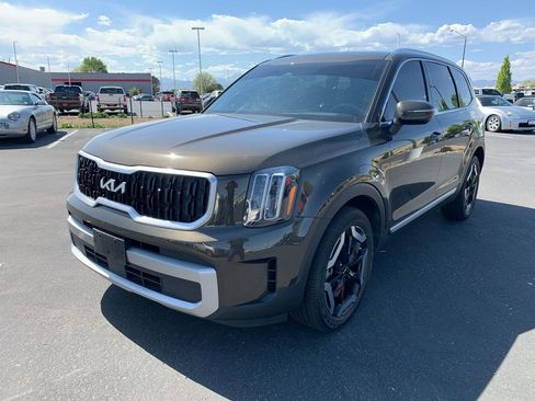 Used 2023 Kia Telluride EX w/ EX Captain's Chair Package FWD image 4