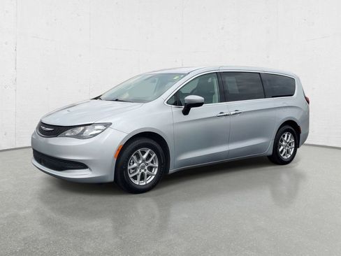 Used 2022 Chrysler Voyager LX FWD image 4