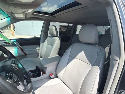 Used 2012 Toyota Highlander Limited w/ Tow Pkg AWD/4WD image 16