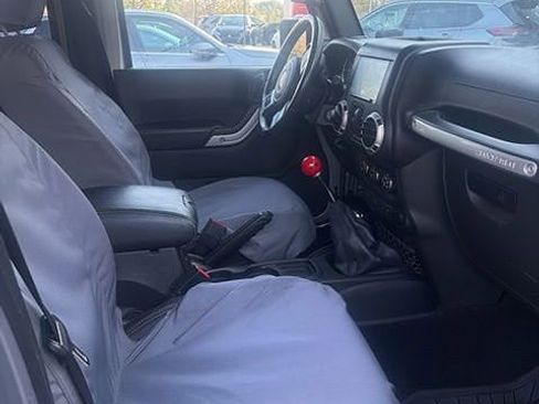 Used 2015 Jeep Wrangler Unlimited Rubicon image 6