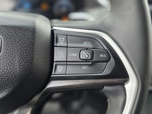 Used 2023 Jeep Grand Cherokee Limited w/ Black Appearance Package AWD/4WD image 27