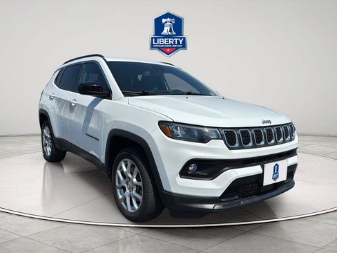 Used 2023 Jeep Compass Latitude AWD/4WD image 16