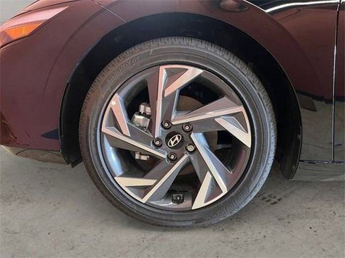 Certified 2025 Hyundai Elantra Limited image 18