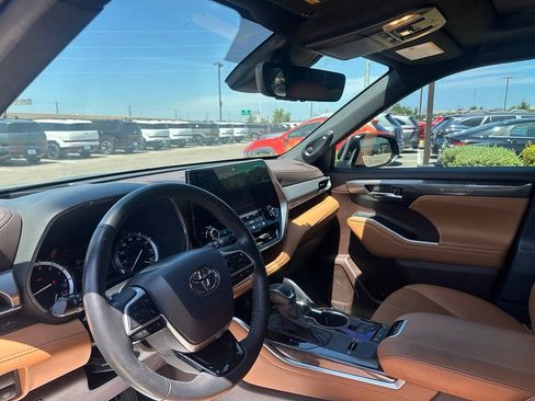 Used 2022 Toyota Highlander Platinum FWD image 7