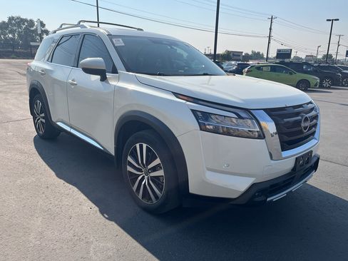 Used 2023 Nissan Pathfinder Platinum AWD/4WD image 3