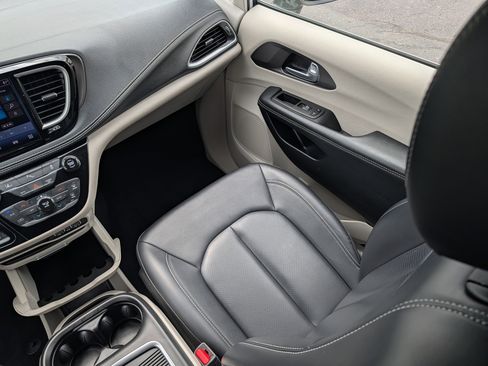 Used 2024 Chrysler Pacifica Limited FWD image 11