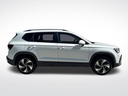 Used 2025 Volkswagen Taos SE AWD/4WD image 10