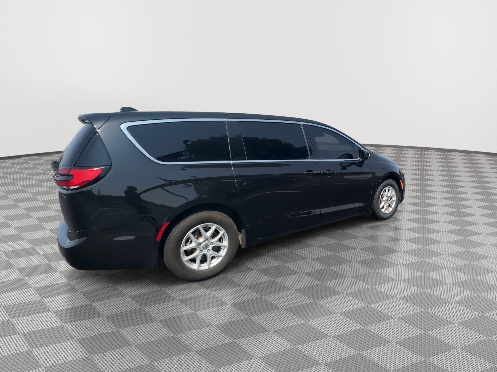 Used 2023 Chrysler Pacifica Touring FWD image 8