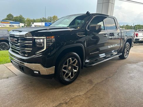 Used 2023 GMC Sierra 1500 SLT w/ SLT Premium Plus Package AWD/4WD image 4