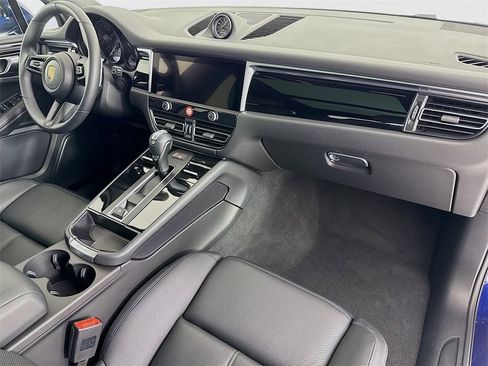 Used 2025 Porsche Macan image 31