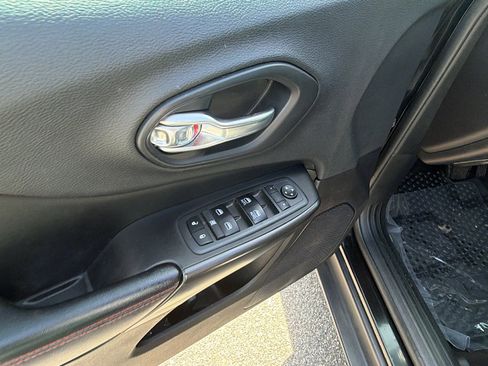 Used 2019 Jeep Cherokee Trailhawk image 15