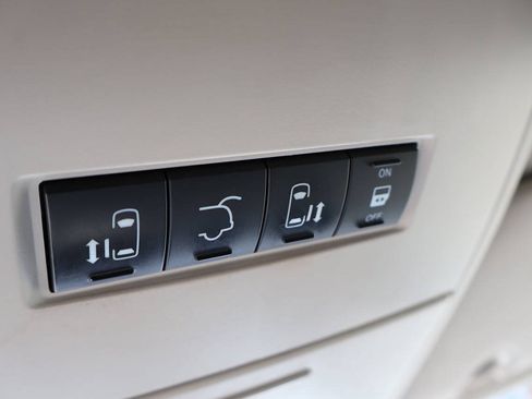 Used 2011 Chrysler Town & Country Touring-L w/ Driver Convenience Group FWD image 29