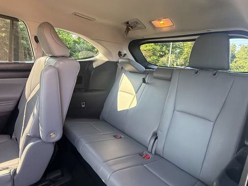 Used 2020 Toyota Highlander XLE AWD/4WD image 5