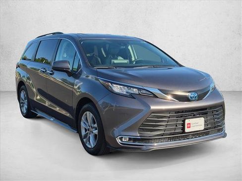 Certified 2023 Toyota Sienna XLE w/ XLE Plus Package FWD image 3