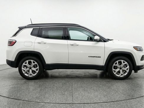 Used 2025 Jeep Compass Latitude AWD/4WD image 11