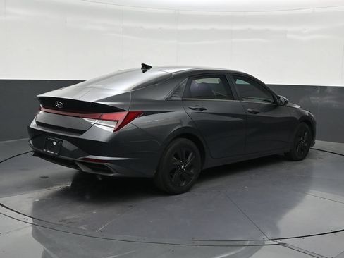 Used 2021 Hyundai Elantra SEL w/ Preferred Accessory Package FWD image 5