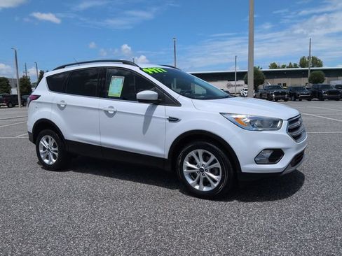 Used 2017 Ford Escape SE w/ Equipment Group 201A FWD image 2