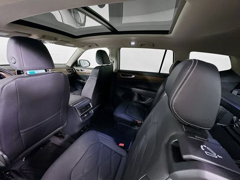 Used 2026 Volkswagen Atlas SE w/ Panoramic Sunroof Package FWD image 4